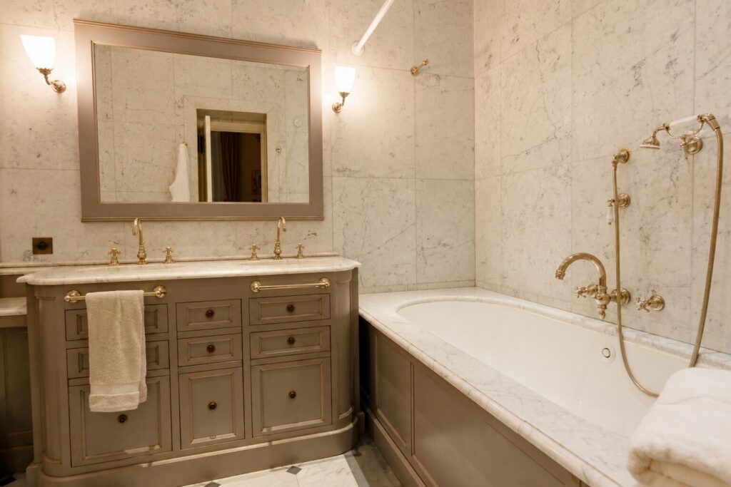5-appartement-prestige-location-saint-jean-cap-ferrat-salle-de-bain-marbre