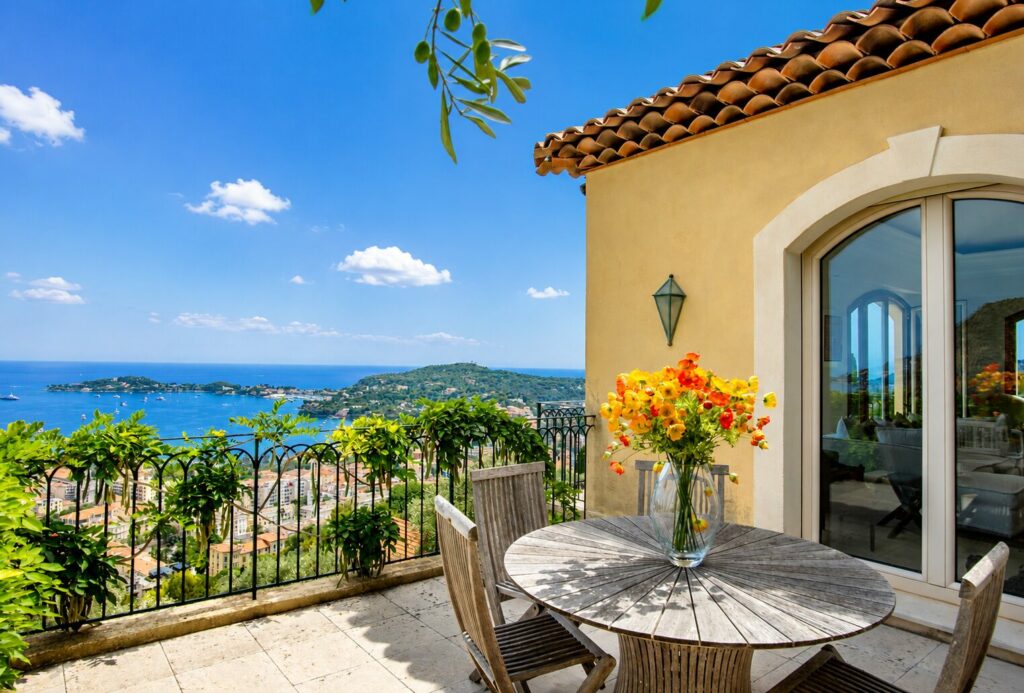 location-villa-luxe-beaulieu-sur-mer-coin-detente-terrasse