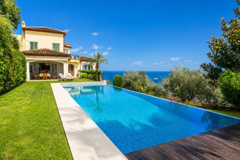 location-villa-luxe-beaulieu-sur-mer-piscine-vue-mer