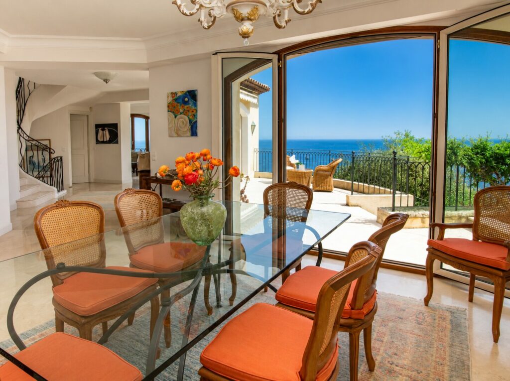 location-villa-luxe-beaulieu-sur-mer-salle-a-manger-01