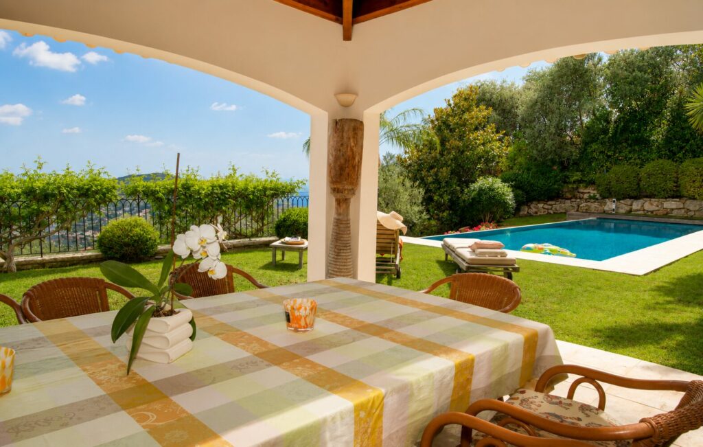 location-villa-luxe-beaulieu-sur-mer-salle-a-manger-exterieur