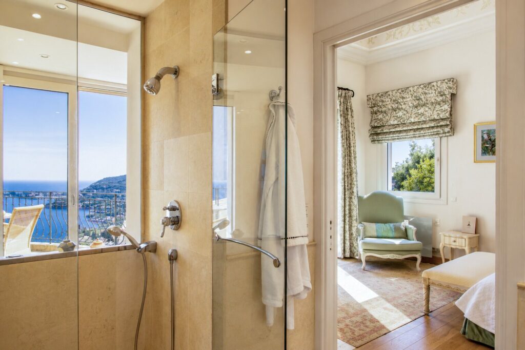 location-villa-luxe-beaulieu-sur-mer-salle-de-bains-principale