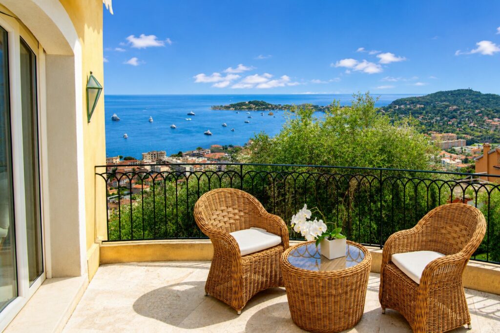 location-villa-luxe-beaulieu-sur-mer-terrasse-vue-mer
