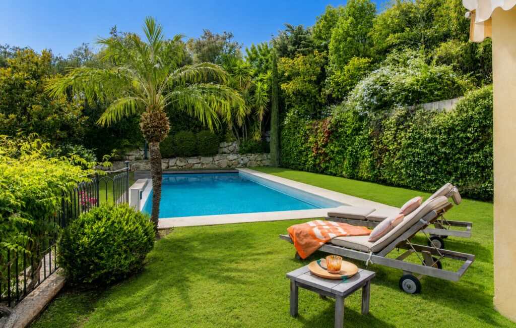 location-villa-luxe-beaulieu-sur-mer-transat-piscine-01