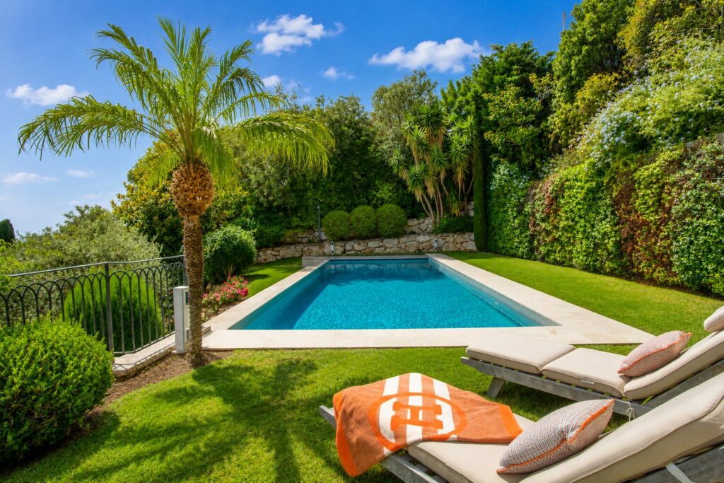 location-villa-luxe-beaulieu-sur-mer-transat-piscine-02