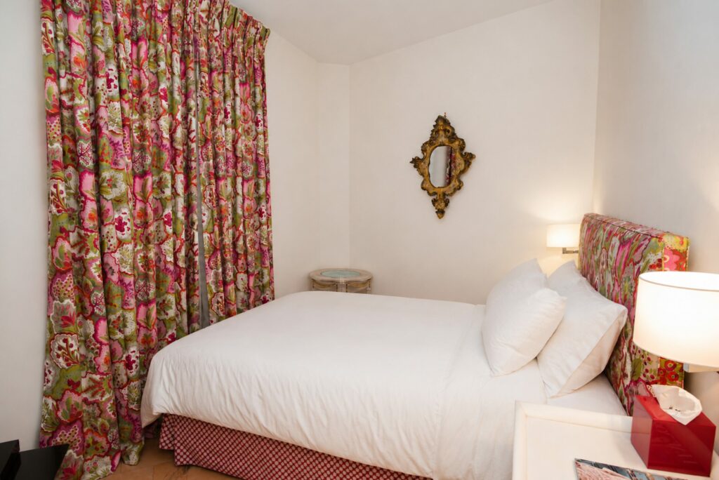 location-villa-luxe-cannes-chambre-invites-fleurie