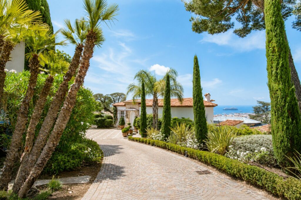location-villa-luxe-cannes-entree-propriete-jardin-paysager