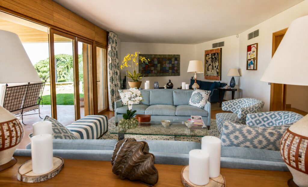 location-villa-luxe-cannes-salon-ouvert-sur-terrasse