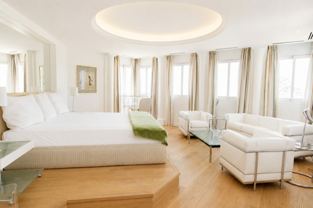 location-villa-luxe-cannes-suite-invite-coin-salon
