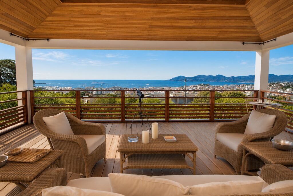 location-villa-luxe-cannes-terrasse-couverte-vue-baie-cannes