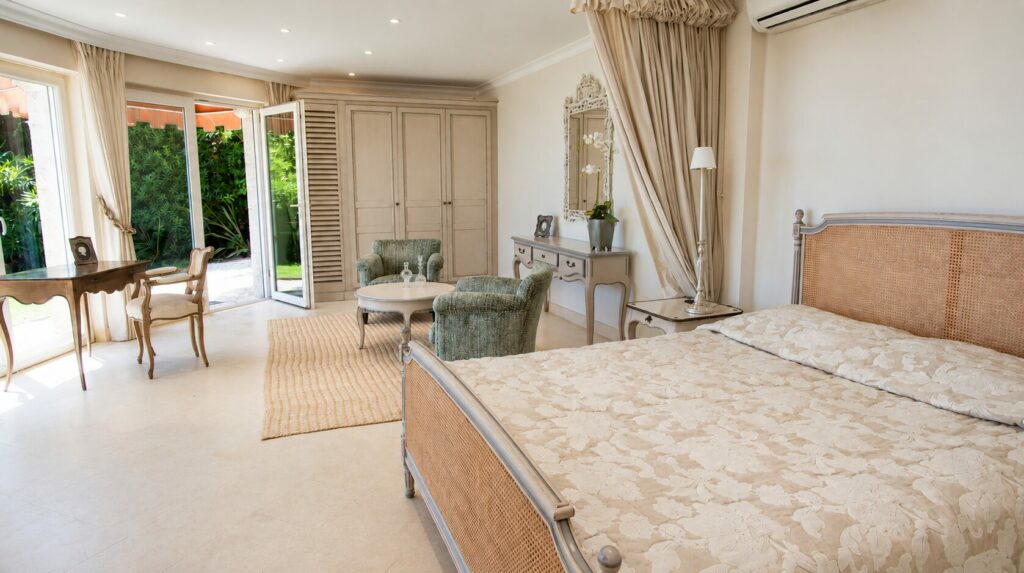 location-villa-luxe-saint-jean-cap-ferrat-chambre-principale-01