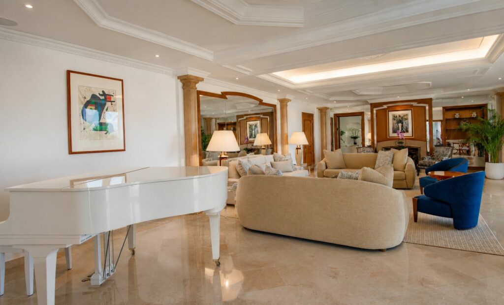 location-villa-luxe-saint-jean-cap-ferrat-grand-salon-piano