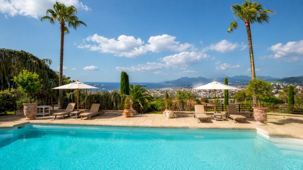 location-villa-luxe-saint-jean-cap-ferrat-piscine-vue-panoramique
