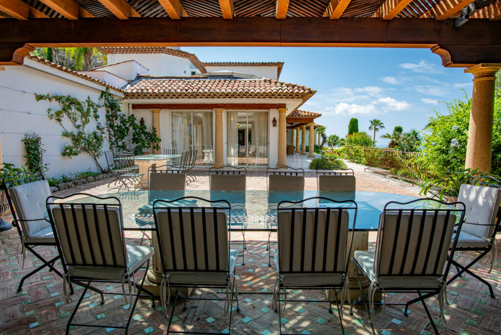location-villa-luxe-saint-jean-cap-ferrat-terrasse-exterieur