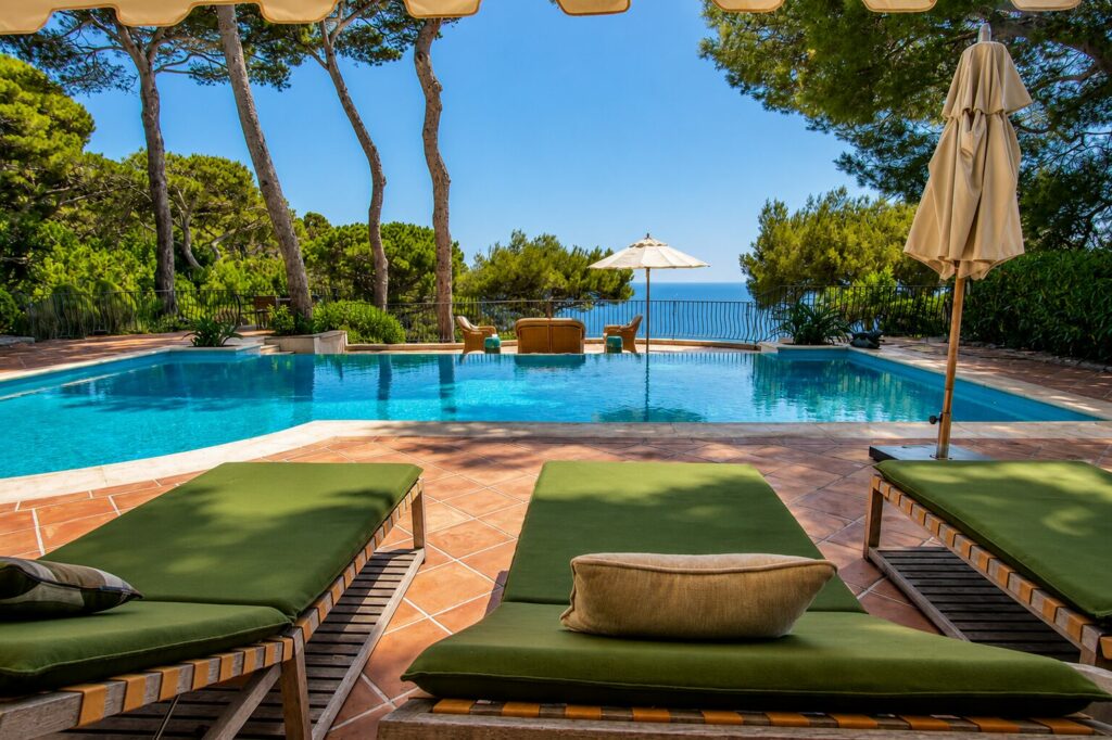 location-villa-prestige-saint-jean-cap-ferrat-piscine-vue-mer