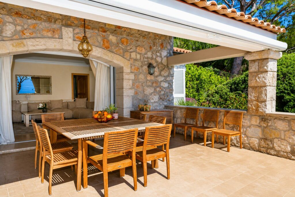 villa-luxe-saint-jean-cap-ferrat-terrasse-couverte
