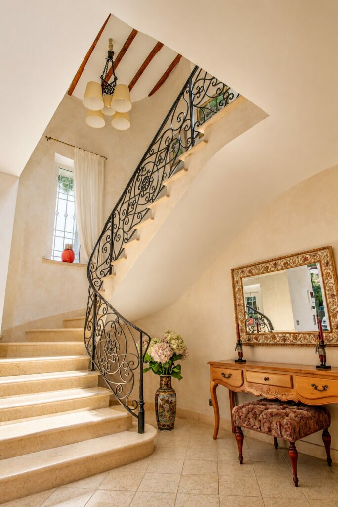 villa-prestige-saint-jean-cap-ferrat-escalier-entree