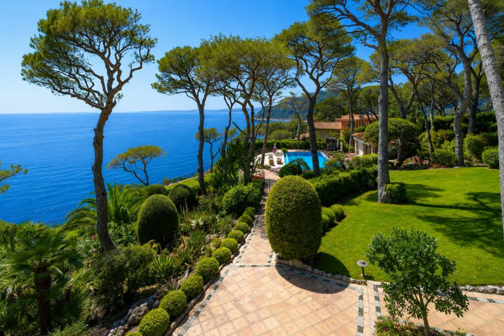 villa-prestige-saint-jean-cap-ferrat-vue-mer-pins
